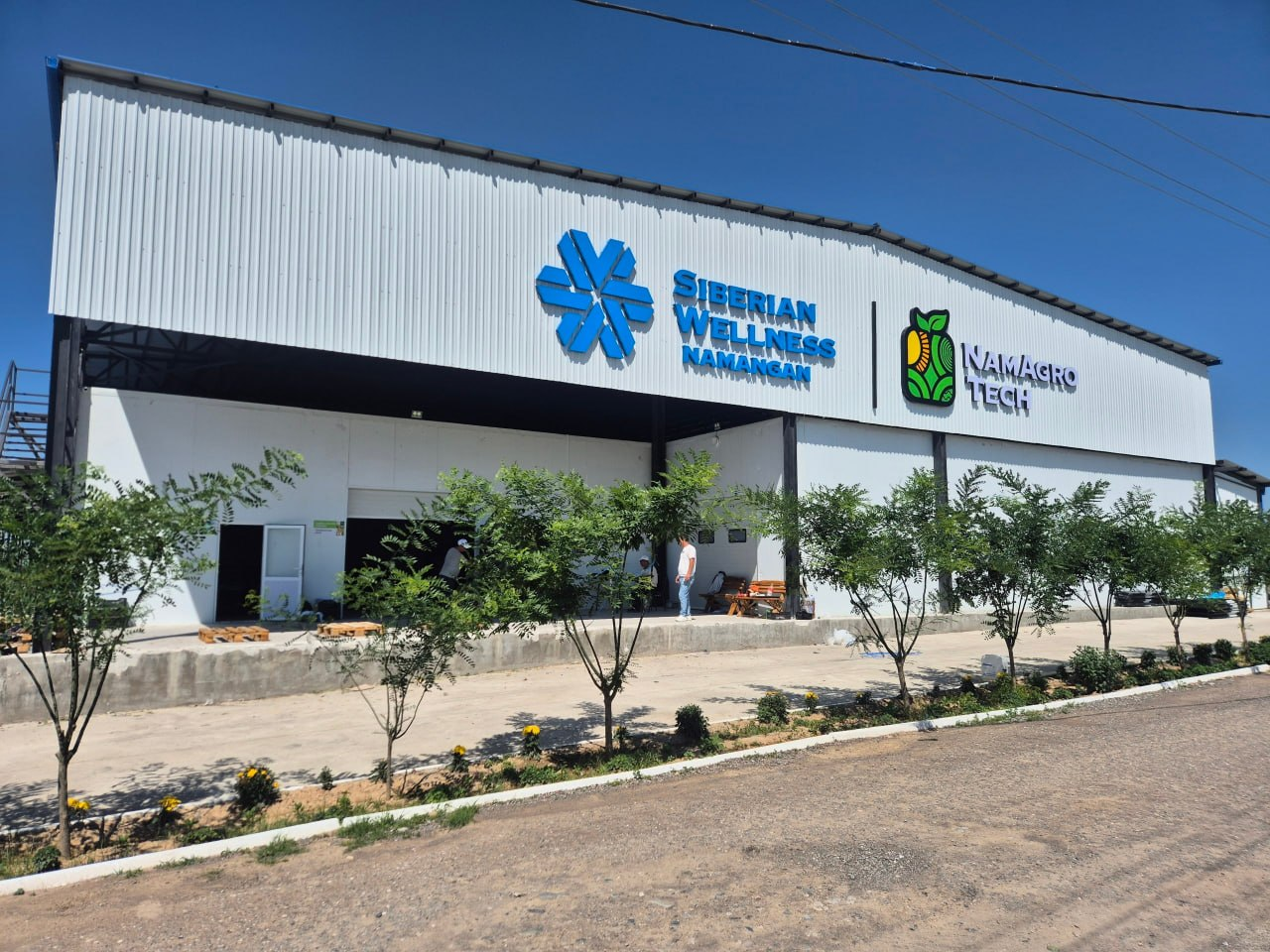 Здание холодильного комплекса с вывесками Siberian Wellness Namangan и NamAgroTech